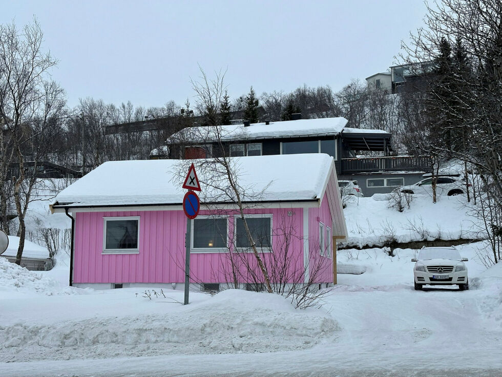 Om mulig fremstår det rosa huset i Pasvikveien i Kirkenes i enda større prakt med hvit sne som kulisse, enn med sommer og grønne trær.
 Foto: Hallgeir