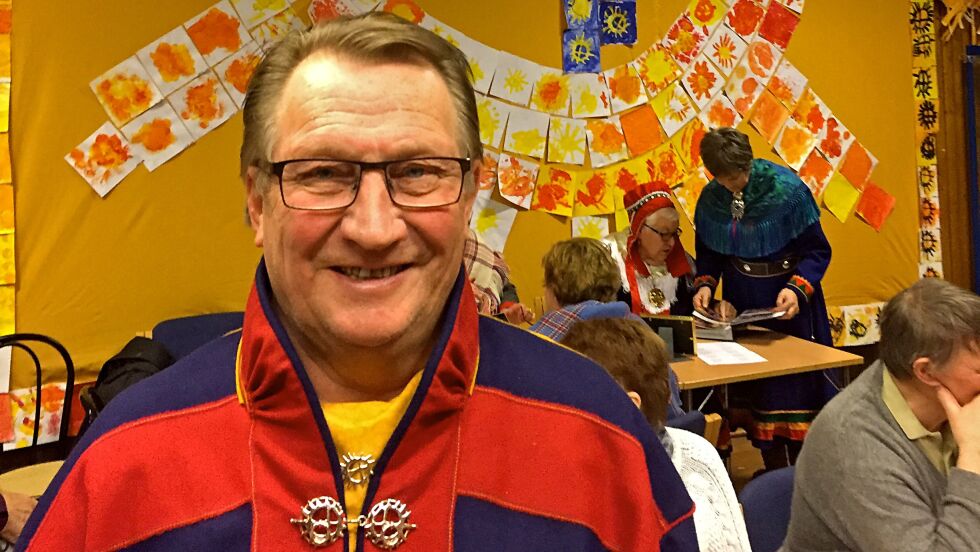 Sverre Østerbøl mener mye kan tyde på at vedtaket om samisk skilting langs veiene i Sør-Varanger er trenert og sabotert av folk som ikke ønsker skilt på samisk.
 Foto: Hallgeir Henriksen