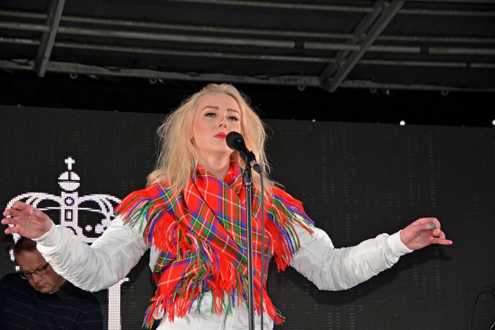 Ágy strålte på scenen da hun sang arktiske elektrotoner og joik for kongeparet på Stortorget i Tromsø denne helgen. Det så ut til at kongeparet likte det de hørte fra scenen.
 Foto: Elin Margrethe Wersland