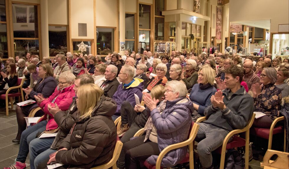 Det var absolutt helt fullt fra scenen til bakerst ved ytterdøra under markeringen av Finlands 100-årsjubileum.
 Foto: Silje L Kvammen