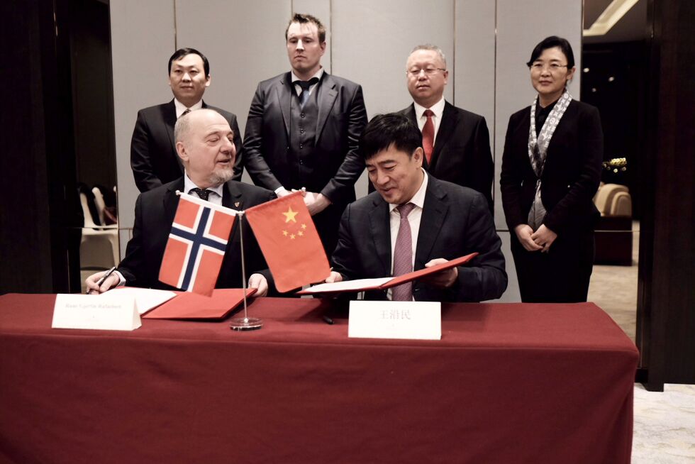En avtalen mellom ordfører Rune Rafaelsen og ordførerkollega Wang Yanmin ble signert 4. januar i storbyen Harbin.
 Foto: Privat