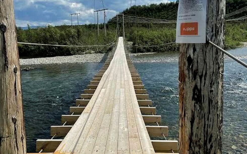 Hengebrua over Stabburselva ved Snekkernes er snart ferdig, nå gjenstår bare gjerdet.
 Foto: Kjell Birkely Andersen
