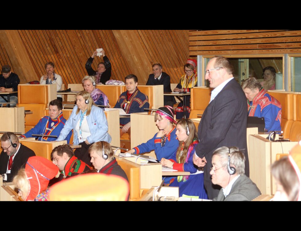 FrPs Aud Martinsen og Arthur Tørrfoss er de to som reiser seg og stemmer for gruvedrift. 37 sametingsrepresentanter blir sittende.
 Foto: Lars Birger Persen