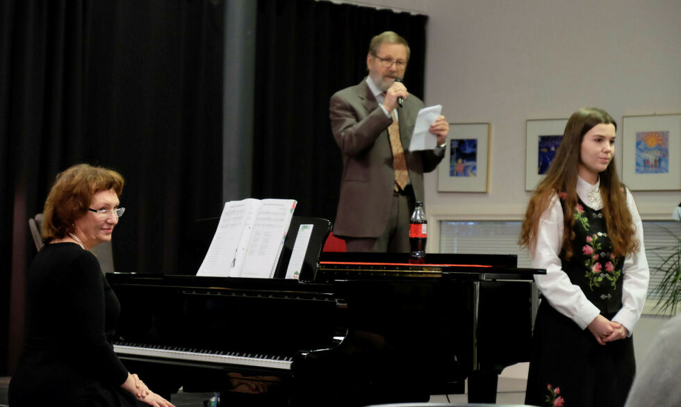Otto Strand, som konferansier, sørget for å binde sammen konsertnumrene Olga Jørstad (til venstre) og Diana Vysotska fremførte.
 Foto: Bjørn Hildonen