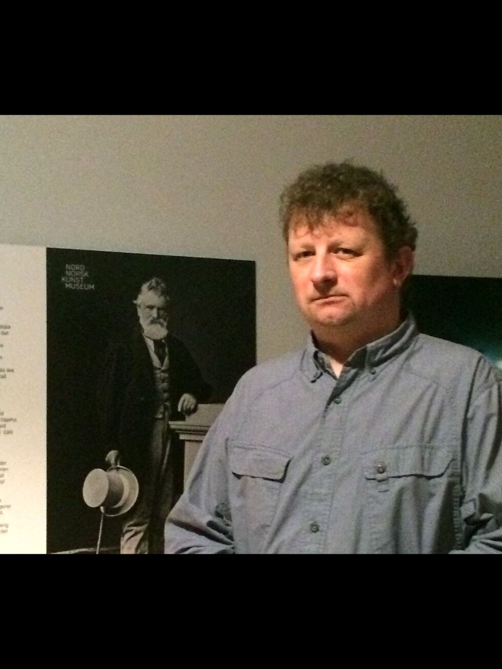 Roger Albrigtsen holdt et foredrag om Peder Balke, og åpnet utstillingen. I bakgrunnen et bilde av Balke.
 Foto: Sigrun Kaaby