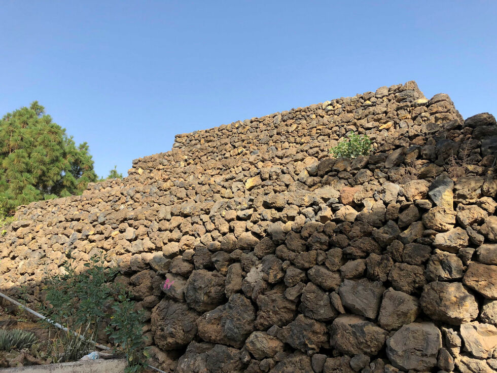 Thor Heyerdahl satte fokus på pyramidene utenfor Afrikas kyst. Øyboerne, kanarierne, ble utryddet av kastilljanerne over noen årtier, og bare fragmenter av øyfolkets kultur finnes etter Spanias voldelige invasjon av Kanariøyene. Men invasjonen av urfolks økosystemer fortsetter med forsterka styrke over hele verden den dag i dag.
 Foto: Stein Torger Svala