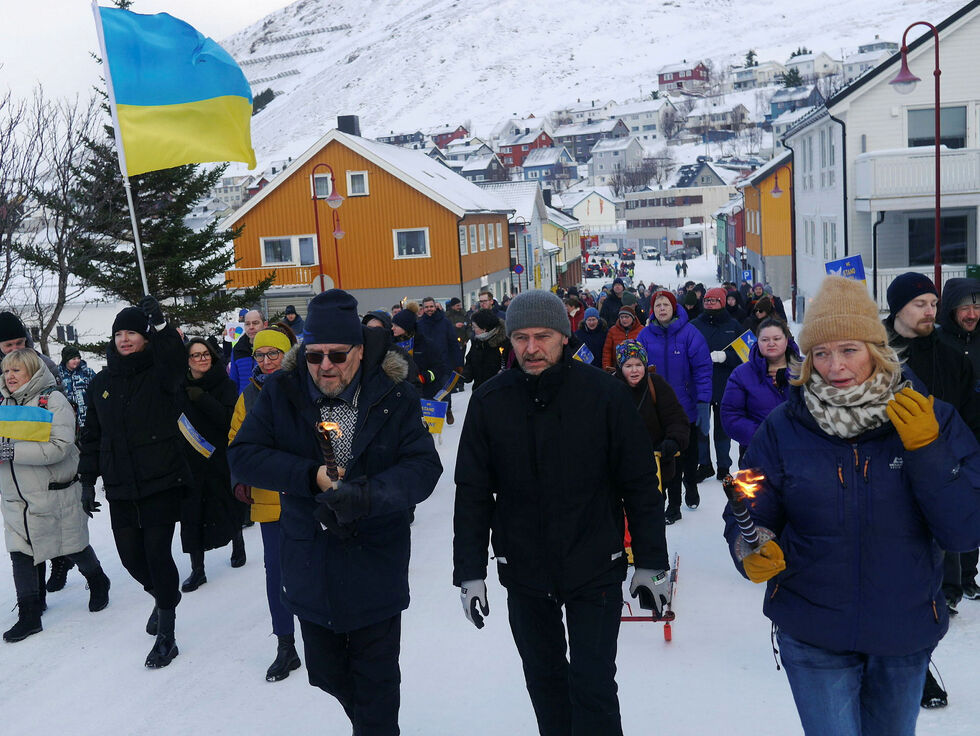 Over 100 personer gikk i fakkeltog i Honningsvåg fredag for å markere solidaritet med folket i Ukraina.
 Foto: Geir Johansen