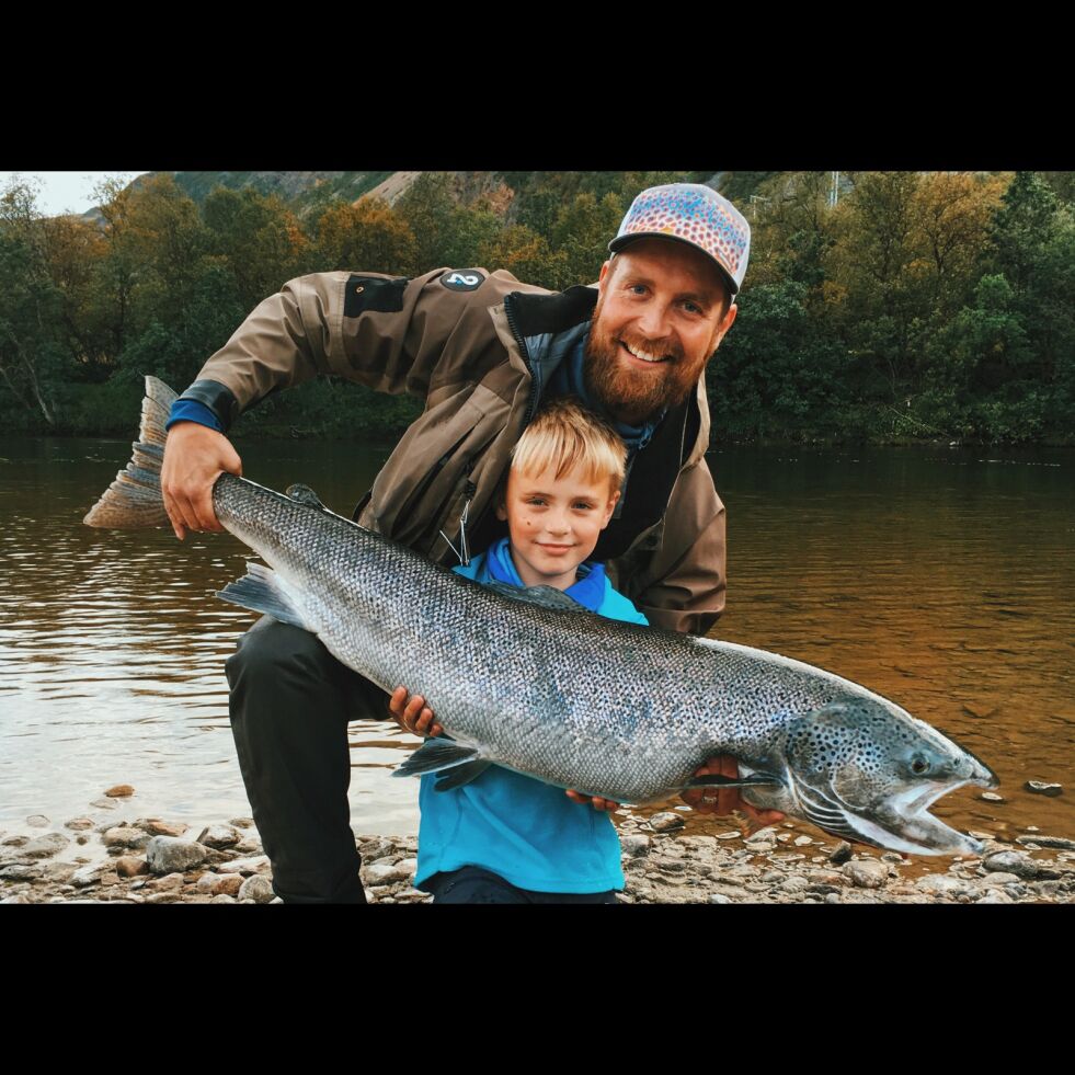 William (6) opplevde alle laksefiskeres drøm da han mandag fikk en storlaks på 18,3 kilo og 122 centimeter. Laksen fikk han på tubeflue og dubb i Bjørnekulpen i Lakselva. Laksen er i tillegg to kilo større enn pappa Jarand Pedersens personlige rekord.
 Foto: Christina Gjertsen