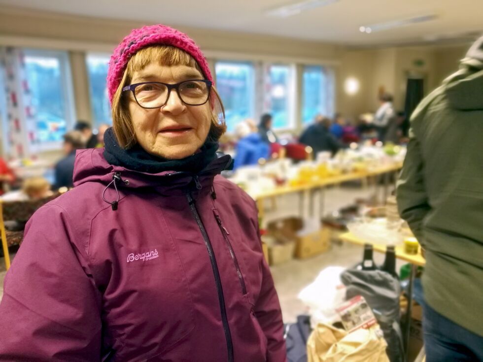 Kirkeverge Kirstin Biti Johansen takker alle som har vært involvert i loppemarkedet for hjelpen.
 Foto: Erik Brenli