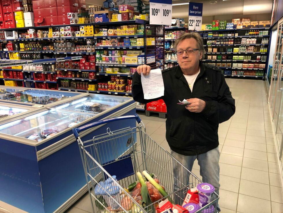 Terje Ellila går med handlelisten og kjøper inn mat for flere som ikke vil gå ut på grunn av coronafaren.
 Foto: Birgitte Wisur Olsen