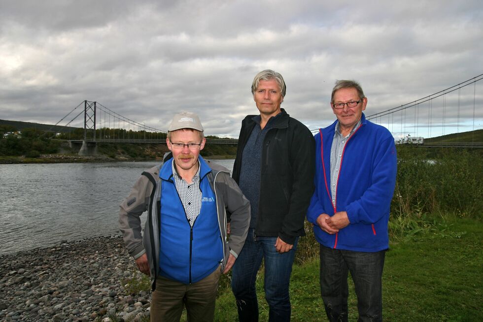 TFs Hans-Erik Varsi (til venstre) og tidligere styreleder i TF, Helge Samuelsen, (til høyre) i møte med Ola Elvestuen i Tana tilbake i 2014. Også den gang var villaks-senter ett av temaene.
 Foto: Torbjørn Ittelin