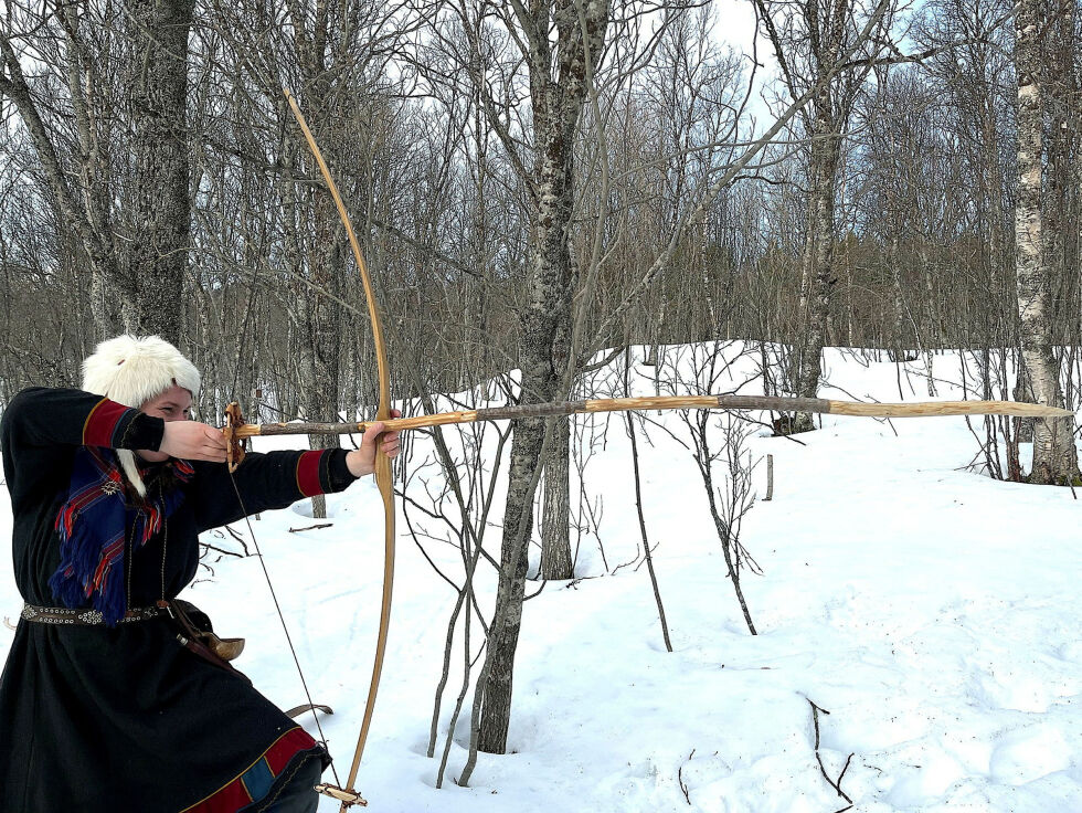 Maja Oline Sarre guider publikum gjennom samisk skihistorie.
 Foto: Elin Wersland