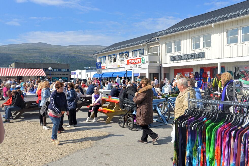 Torget i Lakselv var stappet på fredagen.
 Foto: Hannah Persen