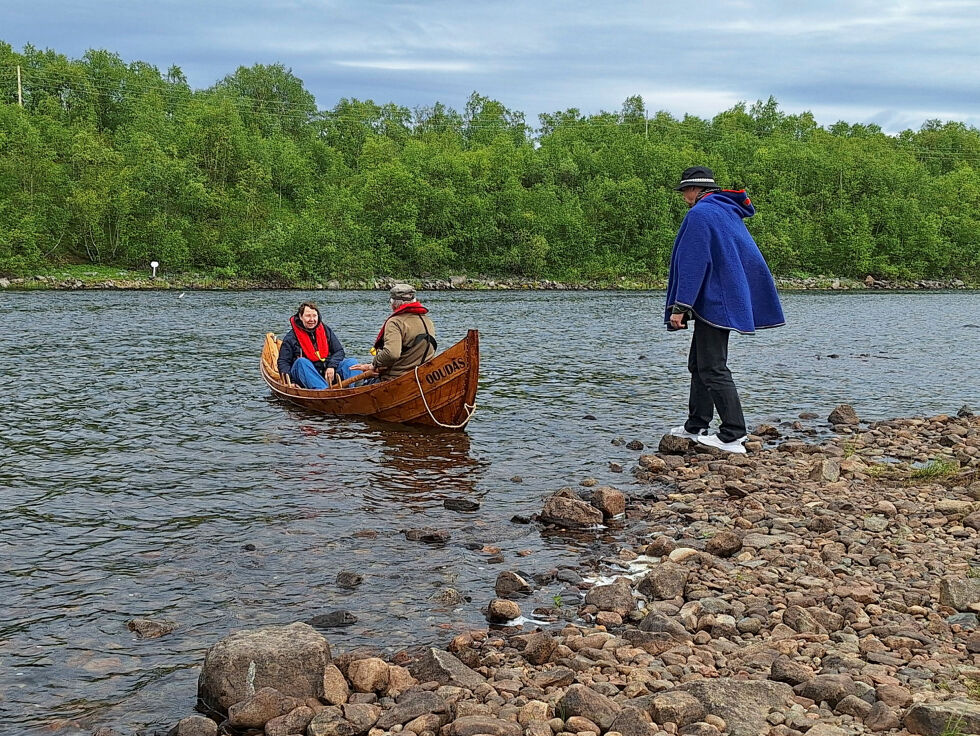 Bjørn Ståle Tapio hjelper Stein Arild Jerijærvi og Marita Holmberg ut på vannet.
 Foto: Torbjørn Monsen