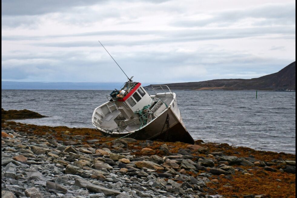 Det ligger mange båtvrak i fjæra og på havets bunn i Finnmark. Eier er ifølge lovverket ansvarlig for fjerning av båten, men få mottak gjør det til en dyr og vanskelig prosess. Naturvernforbundet ønsker at myndighetene tar mer ansvar. FOTO: IRENE ANDERSEN
 Foto: Irene Andersen