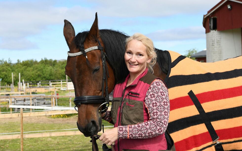 Hesteeier Elisabeth Nøstvold ber bilister og myke trafikanter ta hensyn hvis de møter på hest i trafikken.
 Foto: Irene Andersen