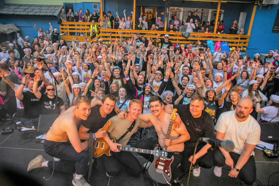 Det var særs god stemning under utekonsertene på årets Oggasjakka. Her er gruppa «Moillrock» i forgrunnen og et heltent publikum bak.
 Foto: Simen Omland