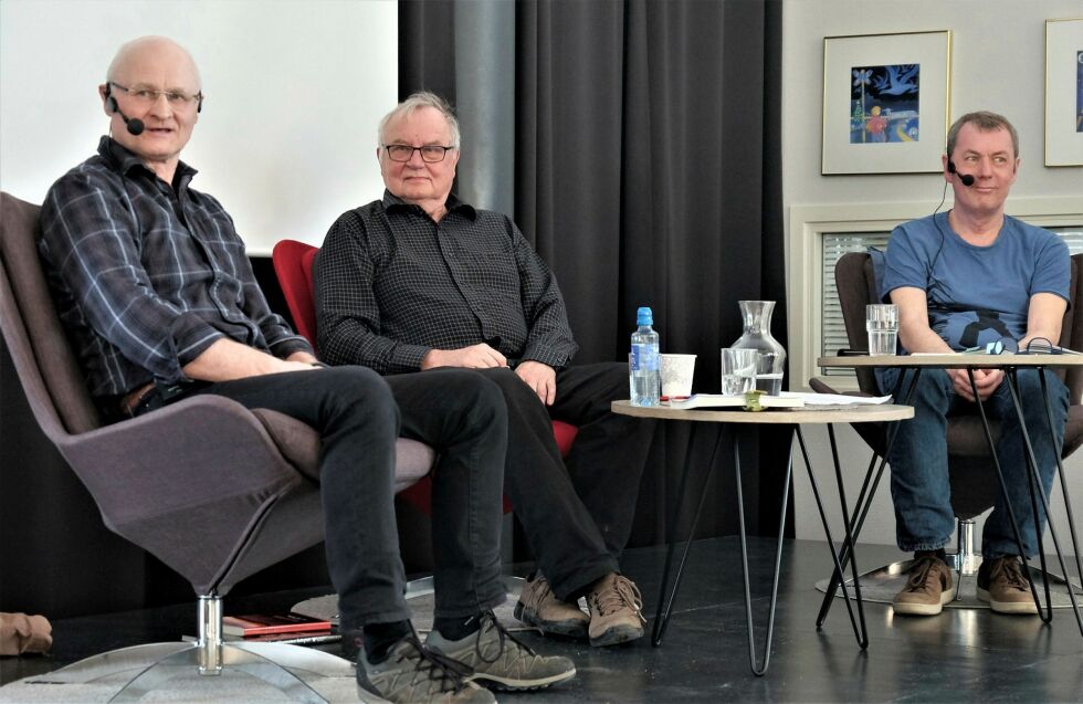Trygg Ja­ko­la (mid­ten) le­der sam­ta­len med for­fat­ter­ne Jon Ei­nar Niel­sen (til venst­re) og Har­ald Gun­nar Sunde. 
 Foto: Bjørn Hildonen