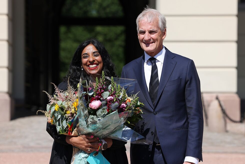 Ny kultur- og likestillingsminister Lubna Jaffery, sammen med statsminister Jonas Gahr Støre på Slottsplassen torsdag.
 Foto: Torbjørn Kjosvold
