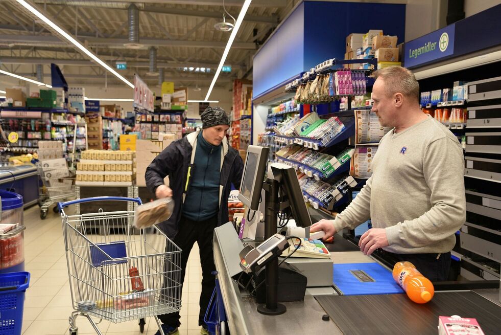 Her handler Bæverud hos Roger Slettvoll i Rema 1000. Når Bæverud leverer varene, legger han dem på trappa til det huset som skal ha varene. Foto: Kristin Humstad.