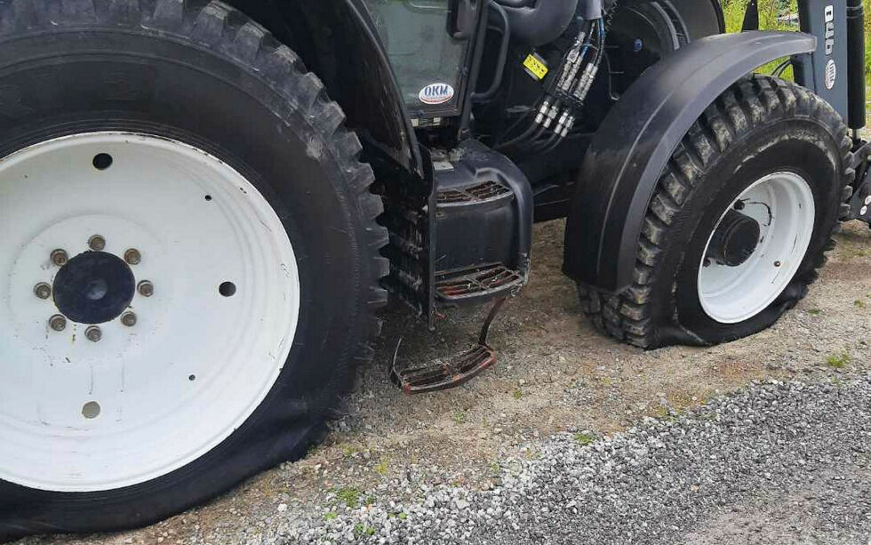 Fire nesten nye traktordekk var skåret hull i med kniv.
 Foto: Privat