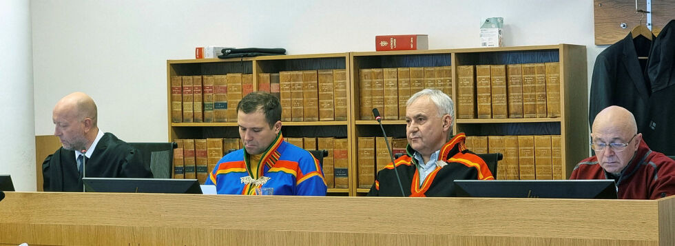 Saksøkte vant saken. Advokat Knut Helge Hurum, leder i reinbeitedistriktet Peder Ingar Buljo, siidaandelseier og styremedlem Leif Arne Hansen og styremedlem Arild Pettersen Inga.
 Foto: Steinar Solaas
