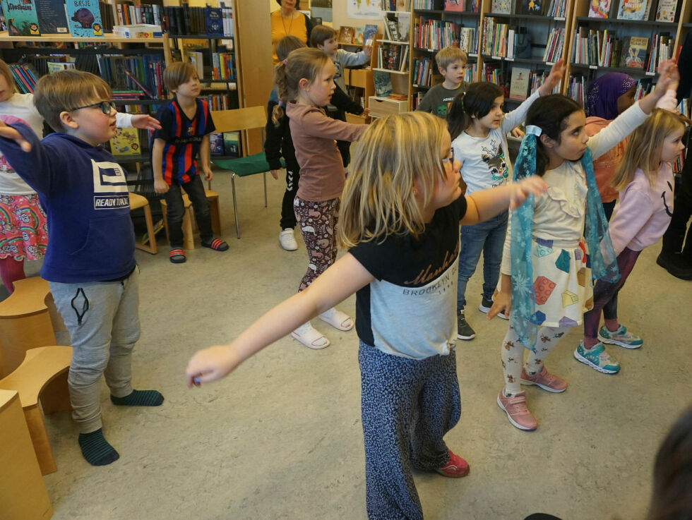 Det ble stor stemning da barna ivrig danset «Bli-med-dansen».
 Foto: Geir Johansen