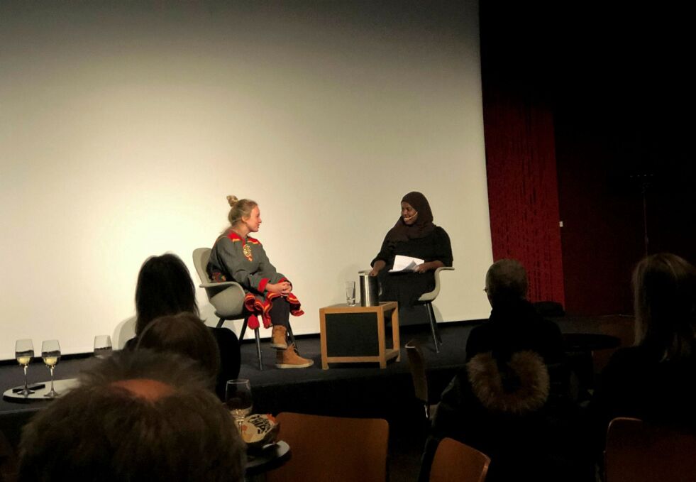 I anledning samenes nasjonaldag inviterte Litteraturhuset i Oslo til teaterforestilling. Etter forestillingen ble det holdt samtale med forfatterkollega Sumaya Jirde Ali, som også har skrevet om utenforskap og kløften mellom majoritet og minoritet.