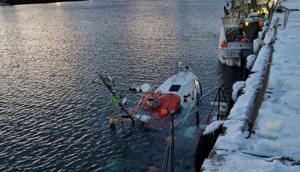 Denne sjarken ved den gamle dampskipskaia i sentrum av Vadsø by er en av de to som sank.
 Foto: Torbjørn Ittelin