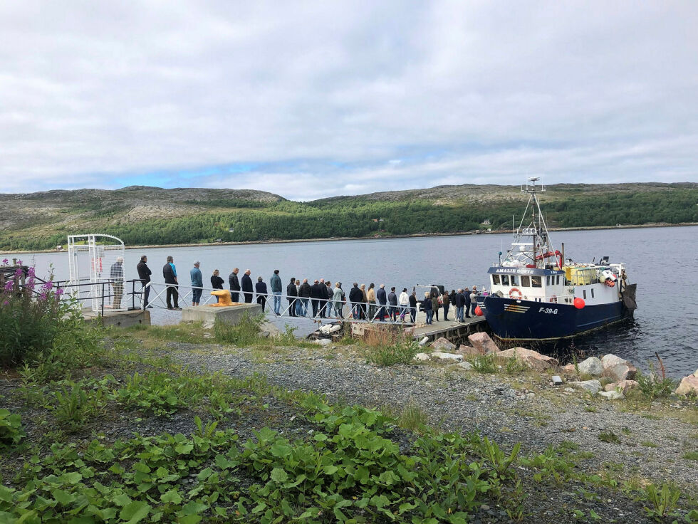 Sist fredag var ikke rekekøen i Kirkenes så veldig lang, og rekekundene slapp å stå plagsomt lenge i kø før de sikra seg noen liter til rekekosen.
 Foto: Ivar W. Kaski