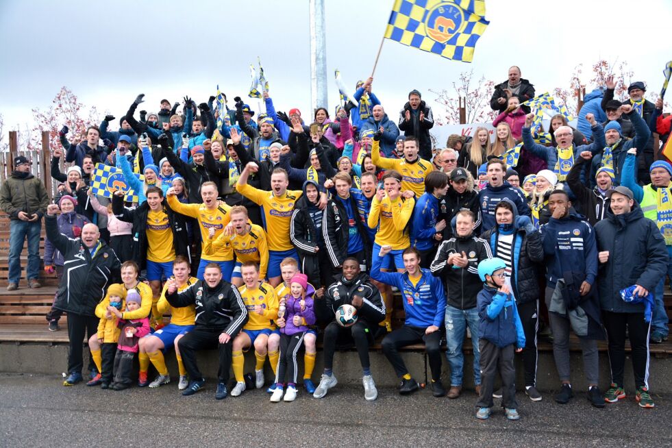 BIL-laget kunne juble sammen med den trofaste delen av fansen etter at seriemesterskapet er sikret.
 Foto: Sture Sivertsen