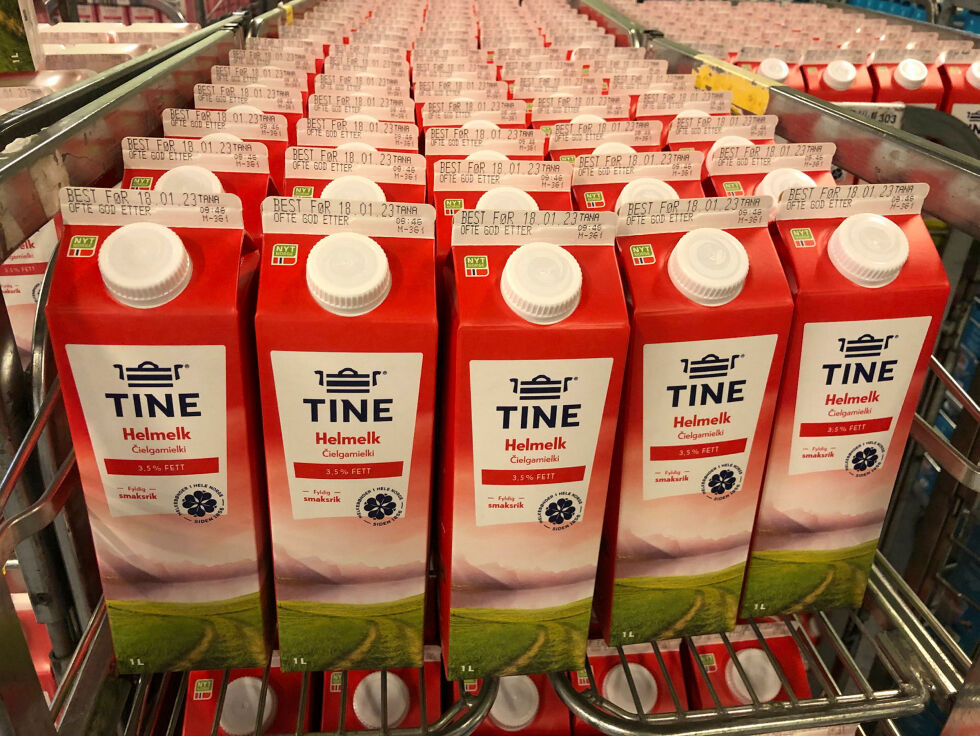 Melkekartonger med samisk tekst er på plass i butikkene denne uka.
 Foto: Tine