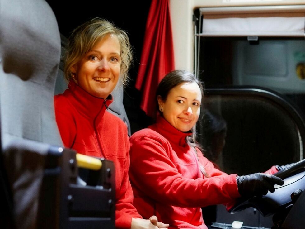Til tross for et inntektstap på 90 prosent for buss-selskapet i år, så satser Marjolein ten Hoopen (til venstre) og Lorena Suarez optimistisk på å omstille buss-selskapet til ei tid med corona.
 Foto: Martin Hansen