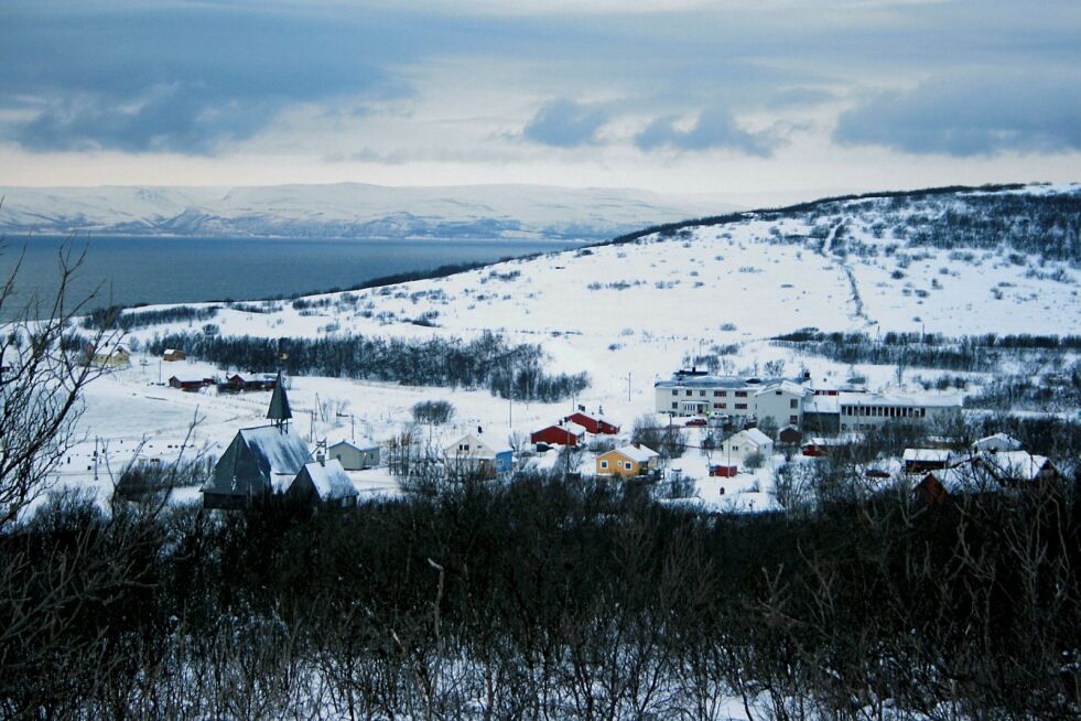 Tettstedet Lebesby er blant de prioriterte stedene når det nå blir utbygging av bredbånd i Laksefjorden. Arkivfoto