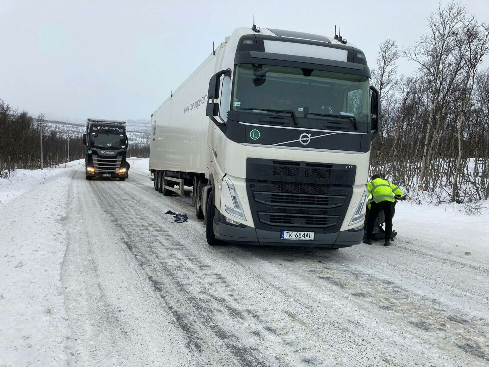 Mindre biler kunne klare å snike seg forbi mellom disse semitrailerne som sperret deler av kjørefeltene.
 Foto: Anthon Sivertsen