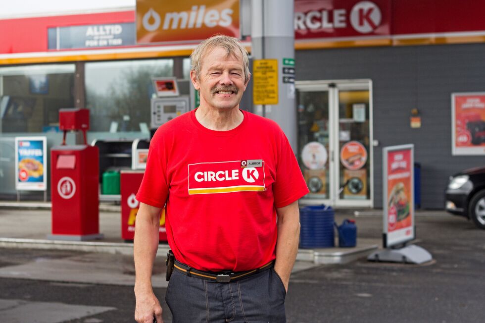 Albrigt Rasmussen har ingenting imot endringene, men forteller at det er litt rart å gå fra den blå Statoil-stasjonen til rødt.
 Foto: June Helén Bjørnback