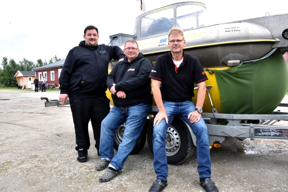 Talsmann og tolk, Tim Ollmann, ubåtfører Stefan Gildehaus, og eier Holger Schmoldt er innom Lakselv på vei til Nordkapp. Der de aller fleste tyske turistene ankommer i buss og besøker Nordkapp for å se midnattsola, er disse tre på vei dit for å runde turistdestinasjonen under vann.
 Foto: Bjørn Arne Johansen