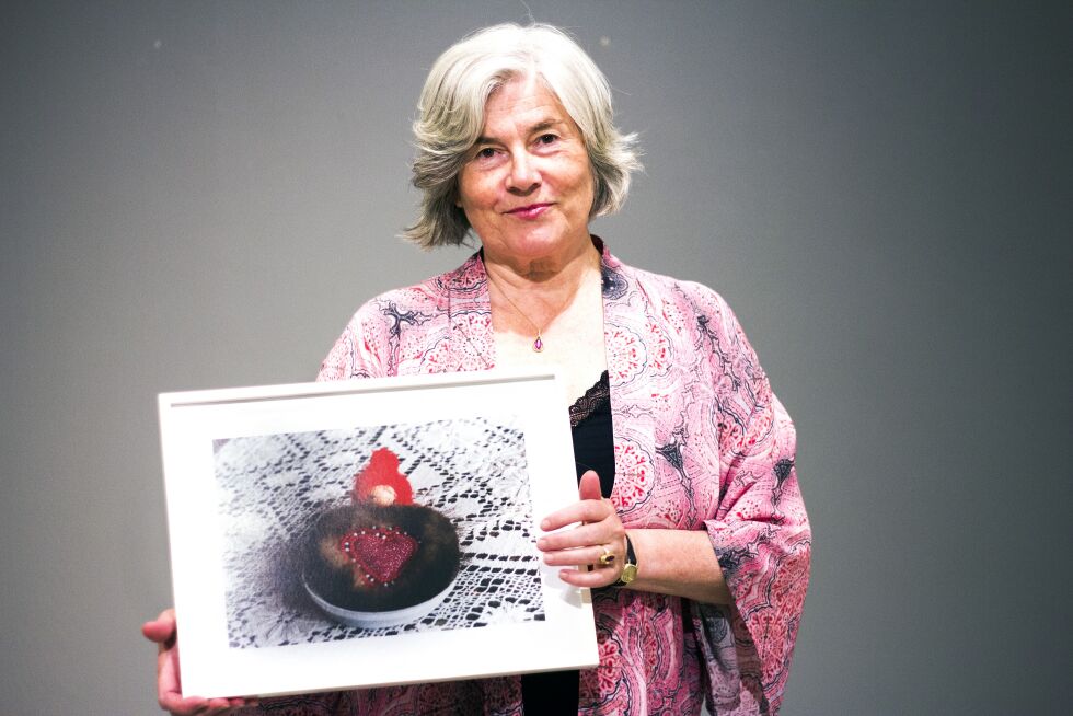 Her holder Bente Geving opp et fotografi hun har tatt av morens dekorasjon. Hver gang Geving var hos moren, hadde moren laget nye installasjoner med pynt og dekorasjoner. Hjertet som ligger i skålen kjøpte Geving i gave til moren på Riddu Ri&#273;&#273;u festivalen.
 Foto: June Helén Bjørnback