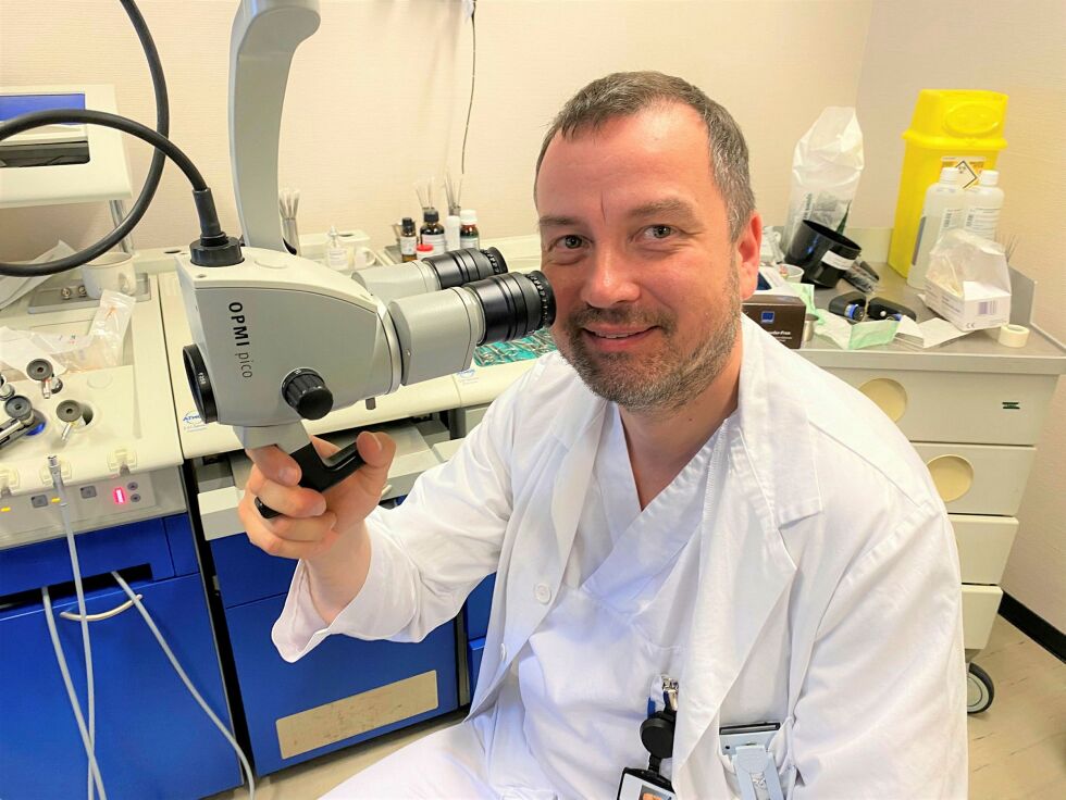 De første månedene vil Klemet Somby ta unna ventelister på poliklinikk. Deretter utvides tilbudet Her avbildet inne på klinikkrommet.
 Foto: Eirik Palm, Finnmarkssykehuset