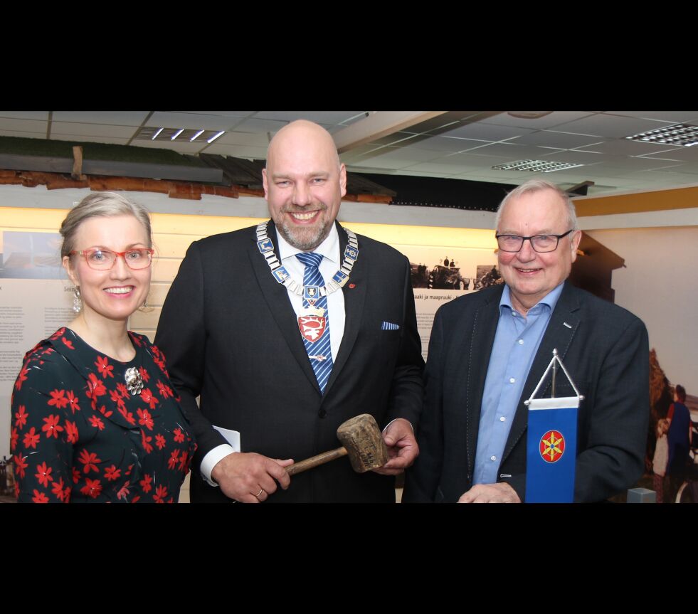 Mia Krogh ved Vadsø museum - Ruija kvenmuseum, ordfører Hans-Jacob Bønå og Trygg Jakola fra Nord-Varanger kvenforening kunne alle smile bredt da den første Kvenfestivalen ble åpnet onsdag.
 Foto: Torbjørn Ittelin