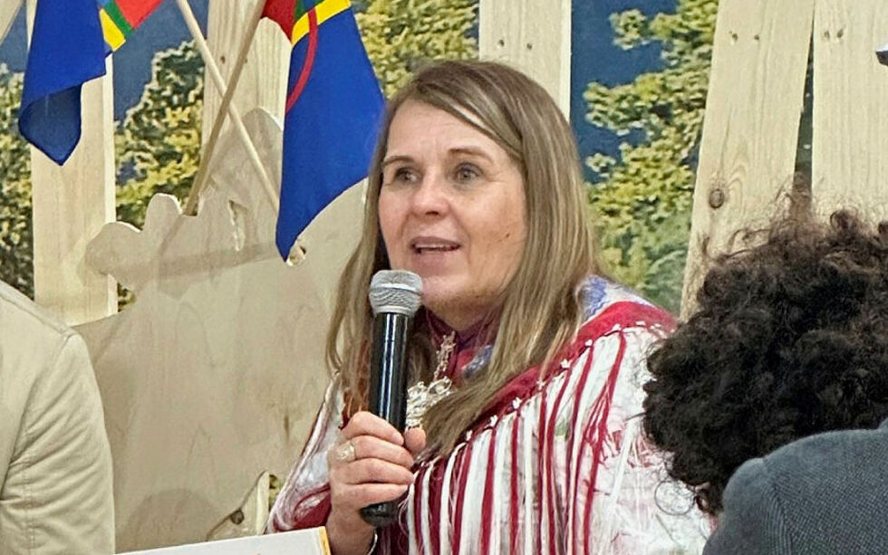 Marit Alette Utsi er gjenvalgt som leder i den samiske forlegger- og avisforeninga Sálas. Her er hun foreviga på en bokmesse i Kairo i Egypt i februar.
 Foto: Karen Anne Buljo