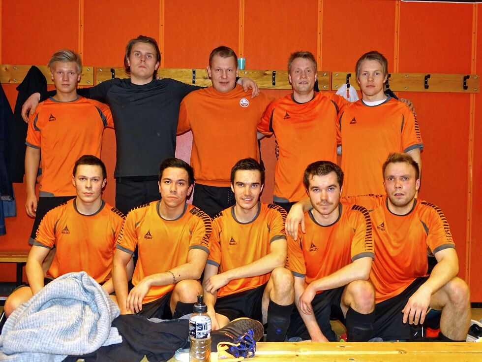 Varanger BK tok full pott i futsalserie-kampene i Karasjok. Foran fra venstre: Magne Henriksen, Fred Lassander, Morten Erichsen, Øyvind Erichsen og Ánte Smuk. Bak fra venstre: Jon-Isak Ballari, Johan A. Rollstad, Vladimir Roskov, Håkon Børresen og Dag Andreas Balto.
 Foto: John Samuel Nilsen