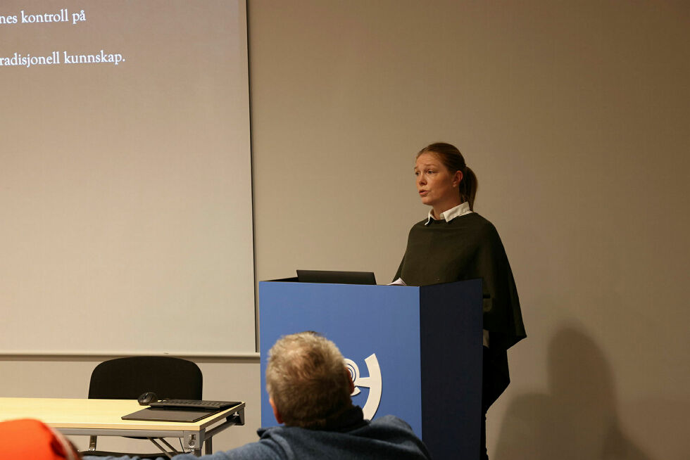 Kath­rine Iv­sett John­sen pe­ker på at stat­ens rein­drifts­po­li­tikk ikke vekt­leg­ger lo­kal kunn­skap.
 Foto: Samisk høgskole