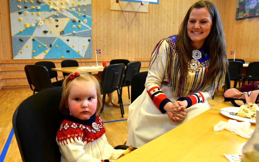 Livia på 1,5 år og mammaen koser seg med is og kake.
 Foto: Cecilie Ditløvsen