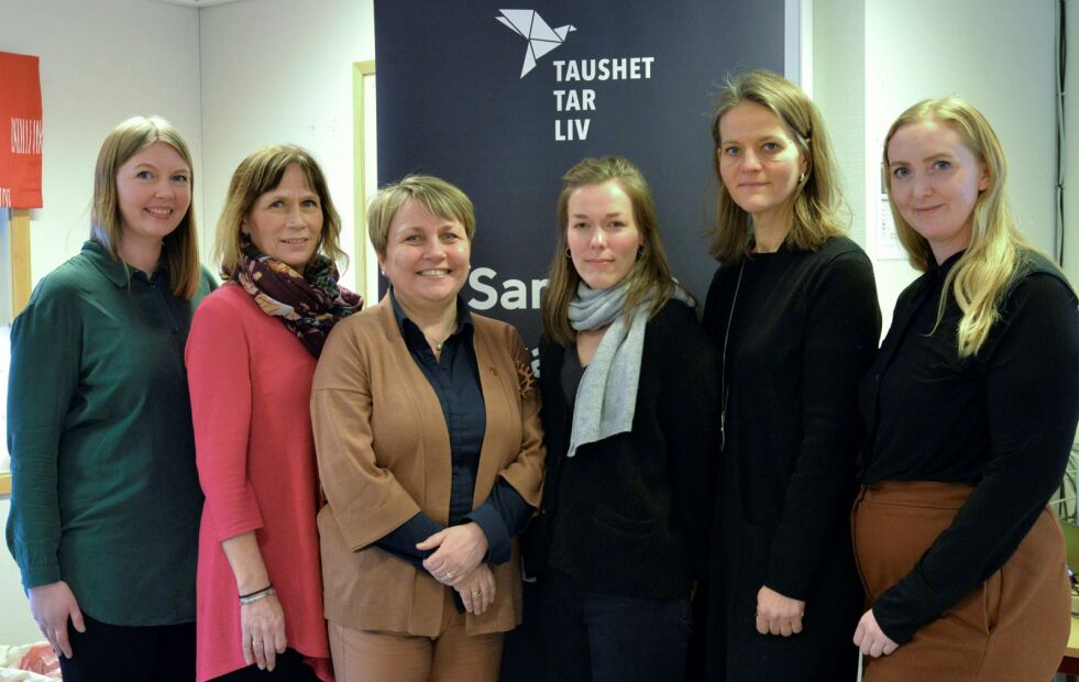 Denne «buketten» introduserte kampanjen «Taushet tar liv» for ledere og ansatte i Porsanger nylig, fra venstre: Helene Falck (LDO - Likestillings- og diskrimineringsombudet), Gunn Bente Knudsen (Vestfinnmark krisesenter), Aina Borch (Porsanger), Ingeborg Fjeldstd (LDO), Christel Skramstad (LDO) og Lone JOhansen (Krisesentersekretariatet). Foto: Sonja E. Andersen