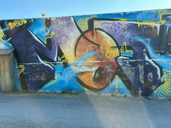 Frisk graffiti på skoleveggen