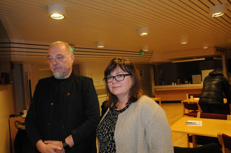 SKUFFA OG GLAD: Ordfører Rune Rafaelsen nådde ikke frem med sitt ja-syn til avtalen. Leder Mariann Wollmann Magga i Sør-Varanger AP er derimot godt fornøyd med at medlemsmøtet sa nei.
 Foto: Hallgeir Henriksen
