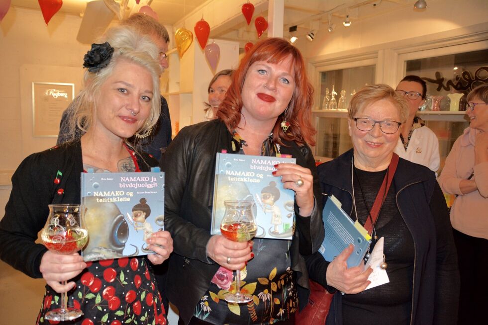 Illustratør Susann Brox Nilsen, forfatter Rita Sørly og forlegger Rauni Magga Lukkari hadde en forrykende lansering av boken Namako ja bivdojuolggit/ Namako og tentaklene på Glasshytta Blåst.
 Foto: Elin Margrethe Wersland