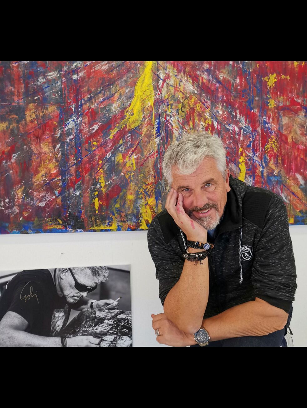 Billedkunstner Jarl Goli (62) foran sitt maleri «Lykta lyser til folk» 190 x 120 cm som er direkte inspirert av hans opphold i Hammerfest.