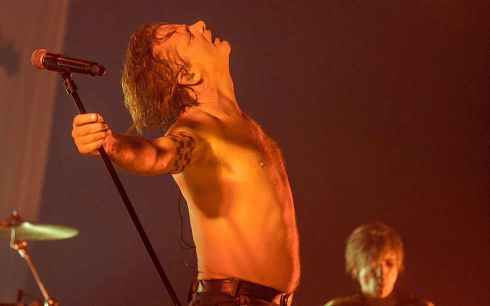 Vokalist Preple i DumDum Boys ga alt, og det ble så varmt at han kasta skjorta.
 Foto: Helge Stærk